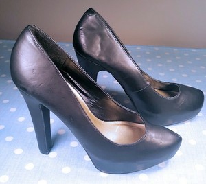 g by guess black heels