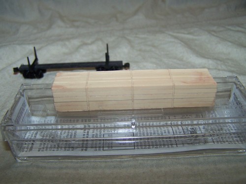 MTL N-Scale 40' Modern Log Car w/Uprights Lumber Load(RTR) - Picture 7 of 13