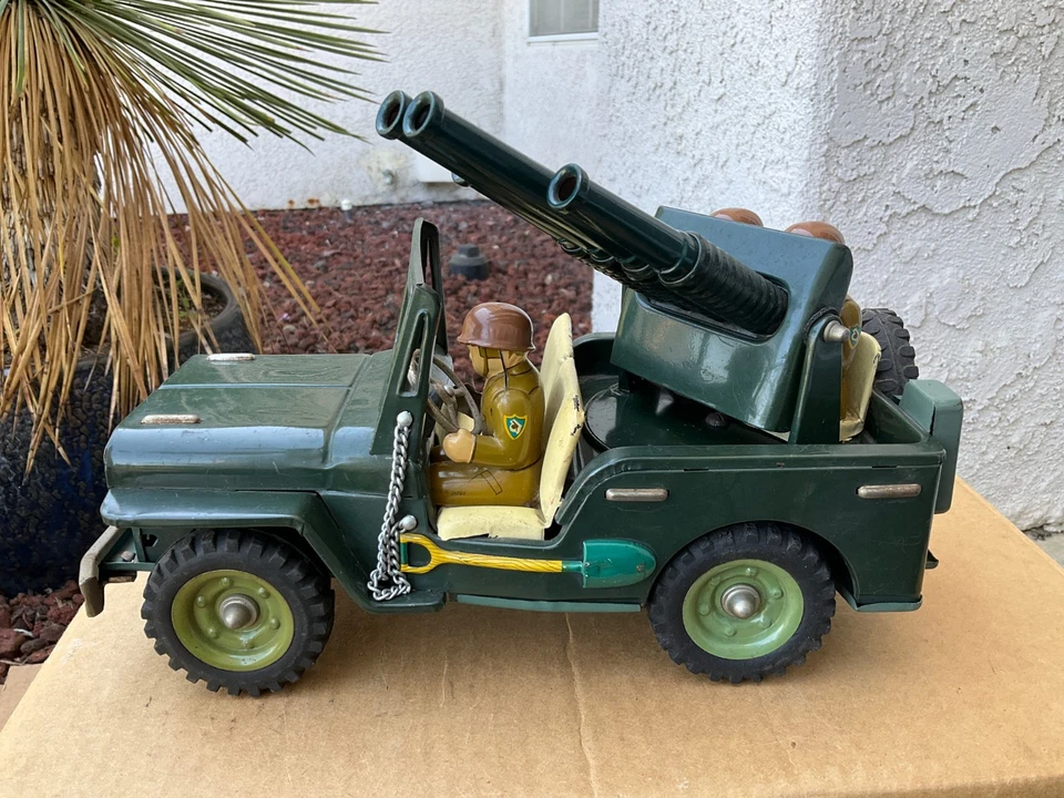 Jeep del ejército de hojalata de colección con pistola grande y 3 soldados unidad de fricción falta parachoques trasero Foto 3 de 4