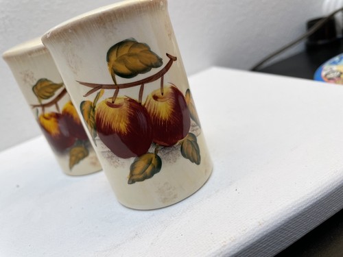 Vintage Handpainted Salt and Pepper Shakers Apples Unbranded - Picture 5 of 6