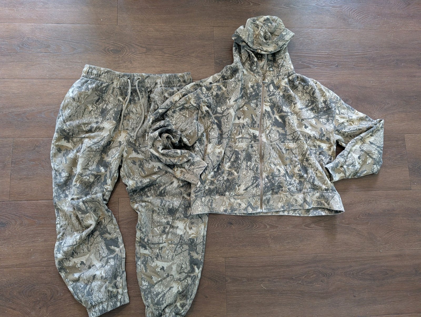 Men's Size Large Camo Hooded Full Zip Sweatshirt and Sweatpants Set Aeropostale