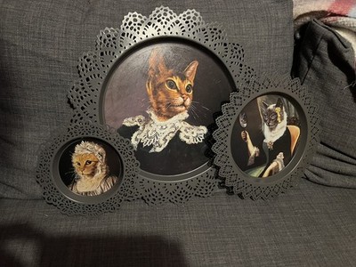 3er Set IKEA SKURAR Deko Wandteller - Vintage Katzenportraits Skurrile Kunst