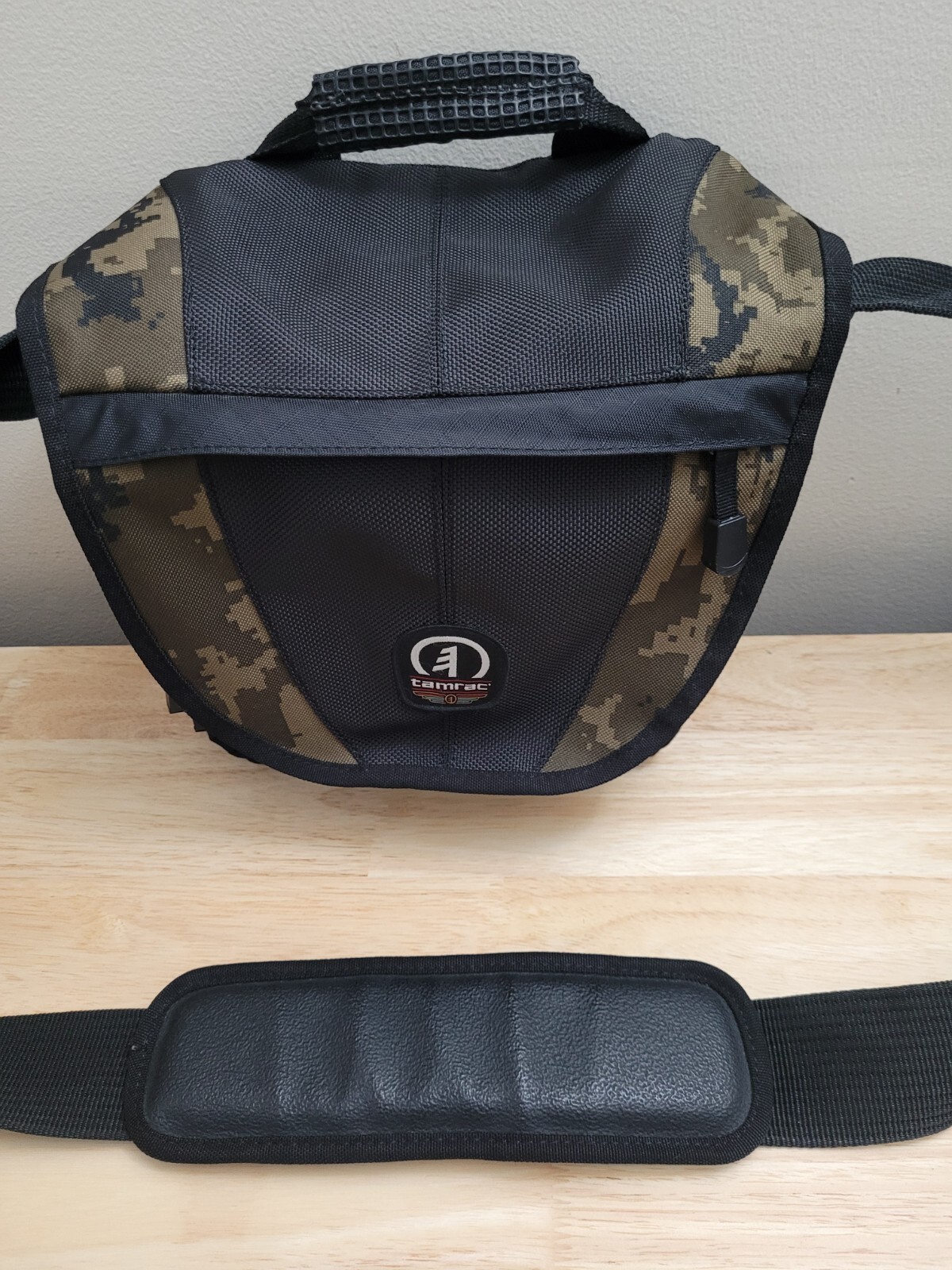 Tamrac 5531 Messenger 1 Black & Camo Camera Bag with Strap Excellent