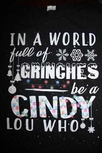 Camiseta IN A WORLD full of GRINCHES be a CINDY LOU WHO, pequeña en negro - Imagen 2 de 5