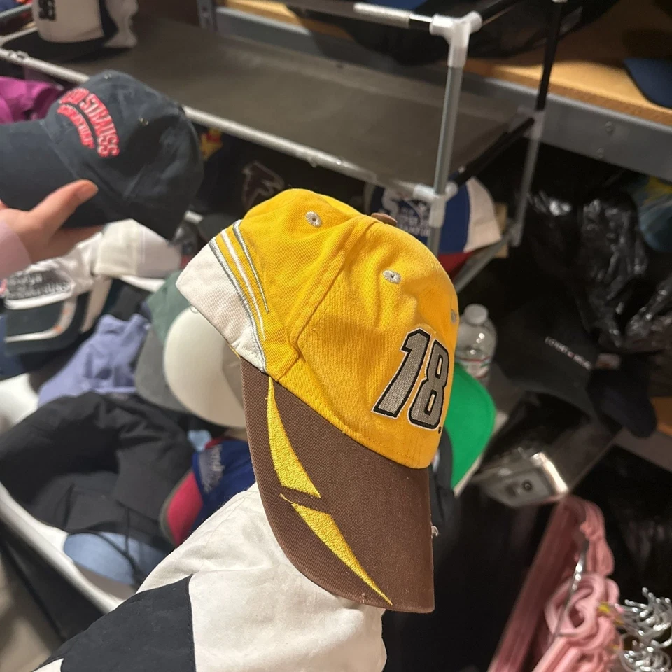 Kyle Busch Joe Gibbs Racing M & M's 2020 Uniforme Nascar Sombrero *calcomanías* Foto 2 de 4