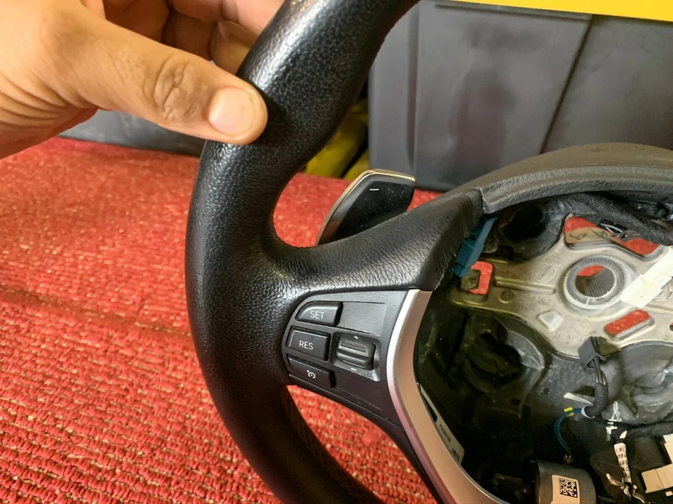 Volante deportivo BMW F30 F22 F32 COSIDO ROJO CON PALANCAS DE CAMBIO FABRICANTE ORIGINAL 88MK Foto 3 de 4