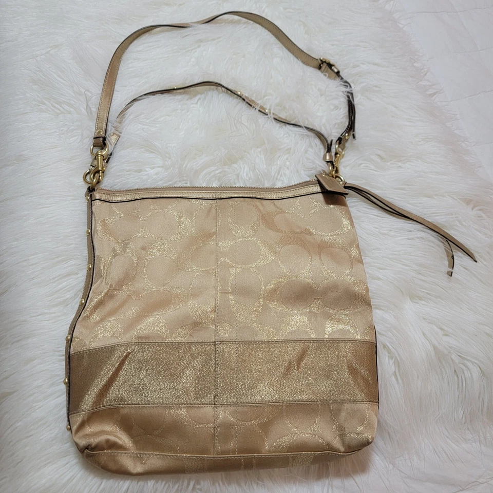 Auténtico bolso coach dorado con tachuelas con monedero  Foto 2 de 4