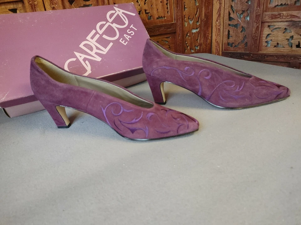 女士的 Caressa East 紫色麂皮绒皮革高跟鞋 9N 码刺绣漩涡可爱! — 第 3/4 张图片