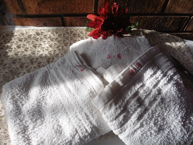3 ANCIENNES SERVIETTES DE TOILETTE EN EPONGE COTON"JB"ROUGE - Photo 2/4