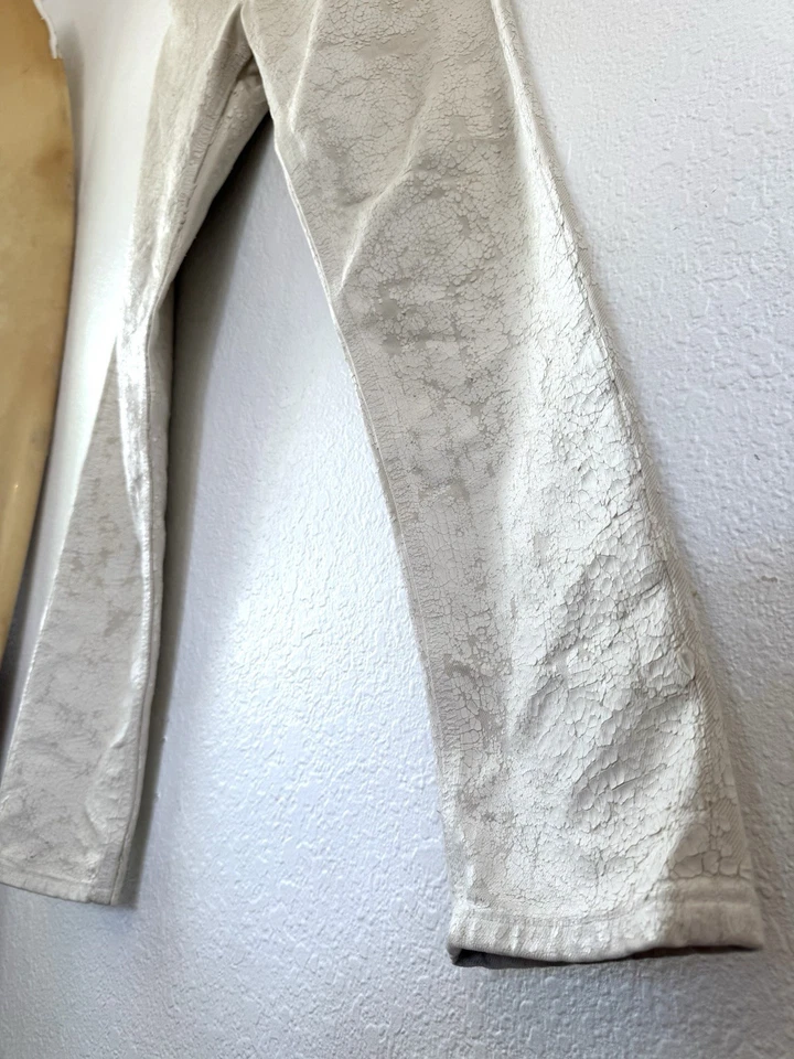 Pantalones de mezclilla Givenchy Matthew Williams pintura agrietada Foto 3 de 4