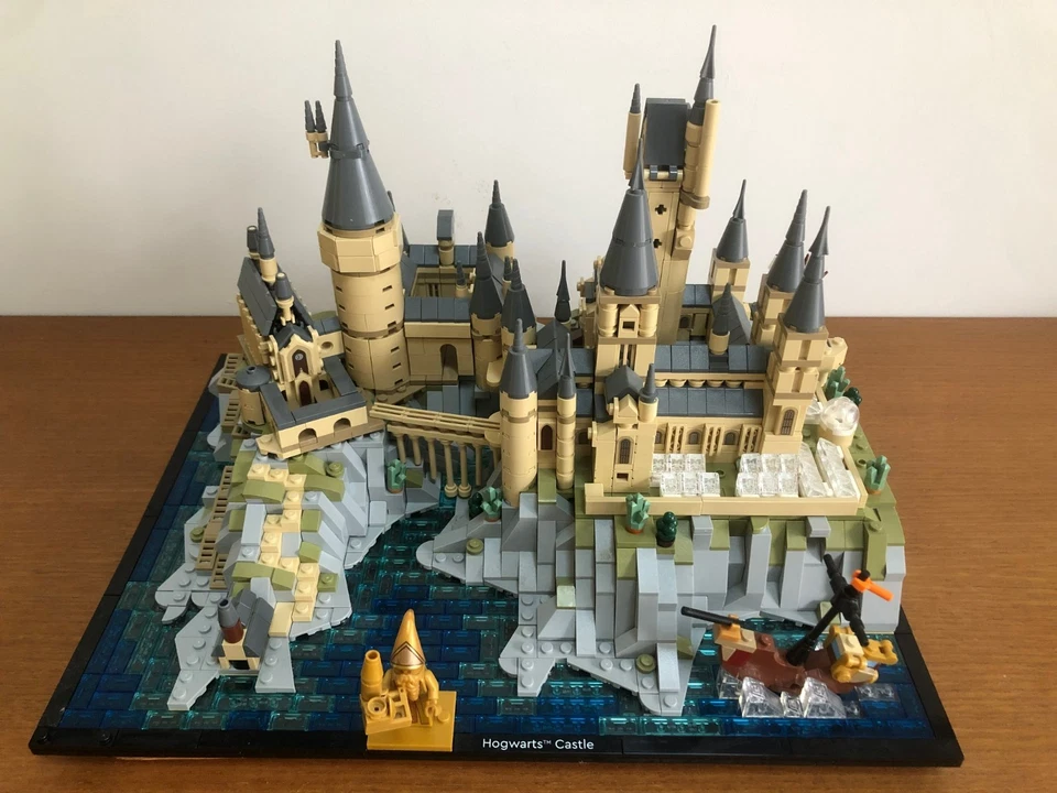 LEGO Harry Potter 76419 Hogwarts Castle and Grounds, photo 2 of 5