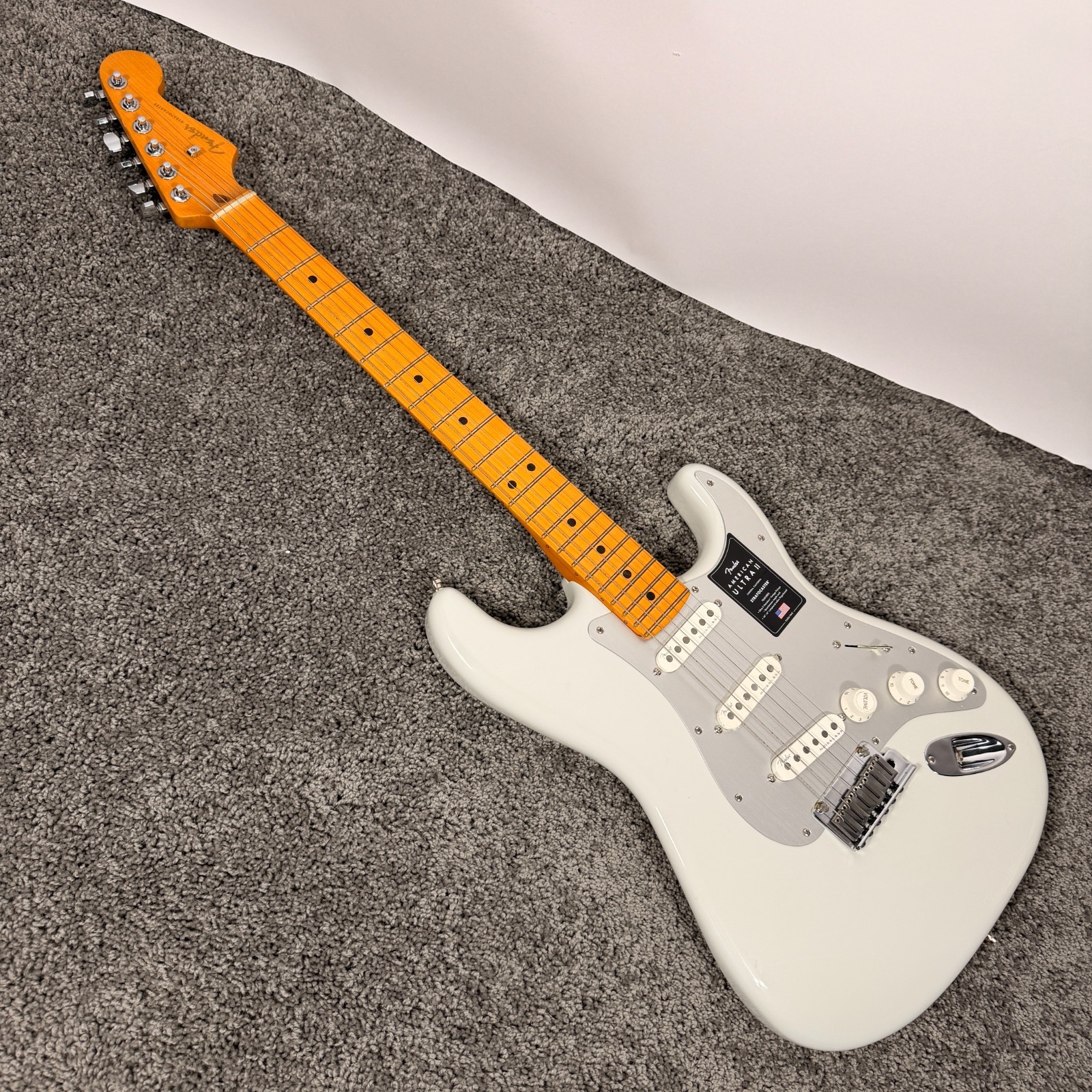 READ Fender American Ultra II Stratocaster Electric Guitar - Avalanche, Maple