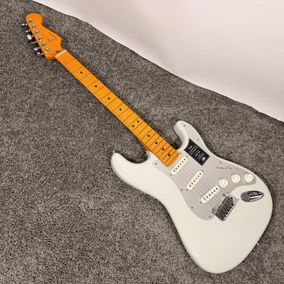 READ Fender American Ultra II Stratocaster Electric Guitar - Avalanche, Maple