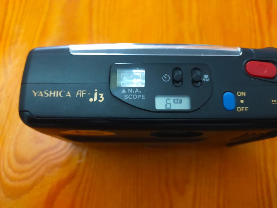 Yashica AF J3 Point And Shoot fotocamera pellicola 35mm testata funzionante G... - Immagine 2 di 4