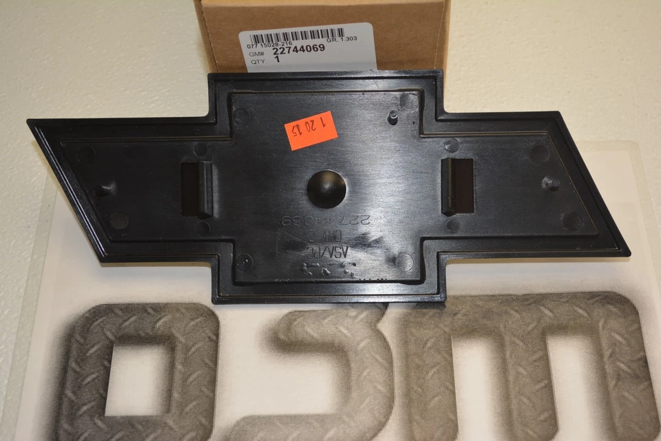 2003-2011 Chevrolet Express 1500 2500 3500 Bow Tie Grille Emblem OEM new - Image 3 of 3
