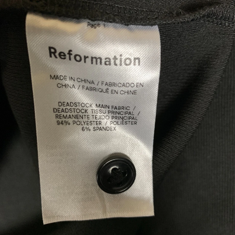 Top corto Reformation para mujer grande negro cuello botón delantero elástico acanalado Foto 3 de 4