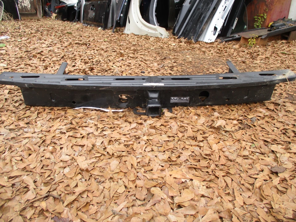 Remolque Chevrolet Suburban Tahoe 2015 2016 2017 2018 2019 2020 barra trasera enganche OE Foto 2 de 4