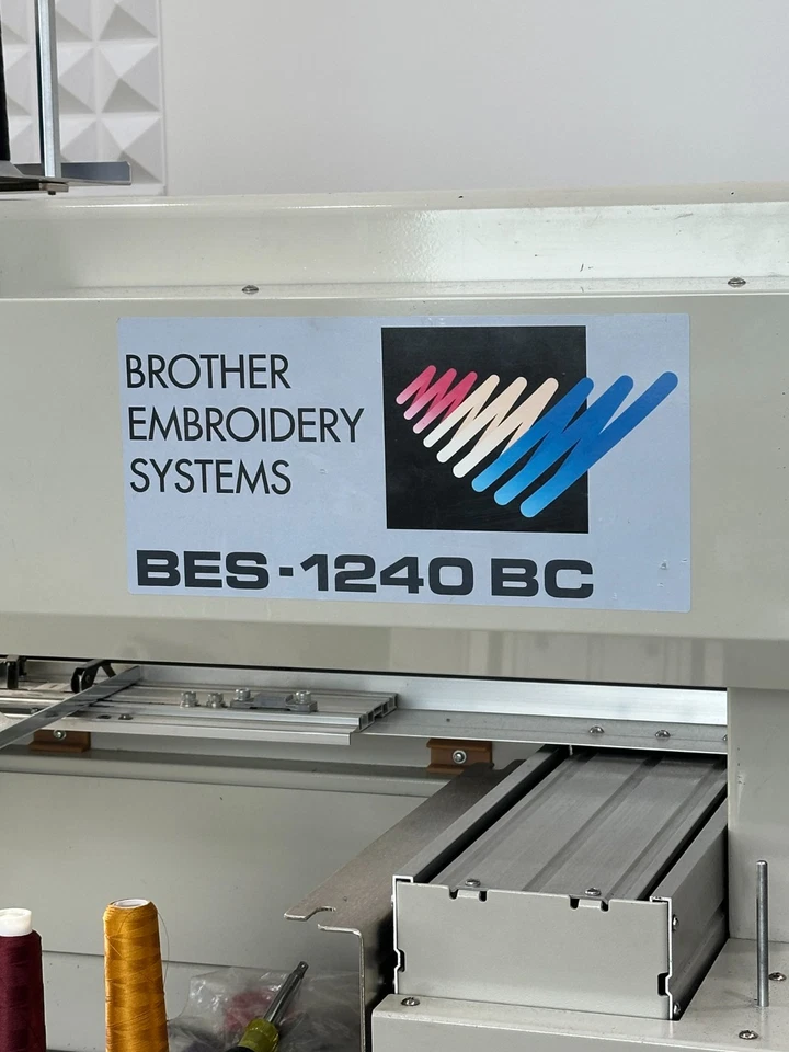 MÁQUINA DE BORDAR HERMANO 4 CABEZAS / 12 AGUJAS / 12 COLORES / USADA Foto 4 de 4