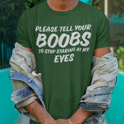 PLEASE TELL YOUR BOOBS TO STOP STARING AT MY EYES - Divertida Camiseta para Hombre - Imagen 27 de 29