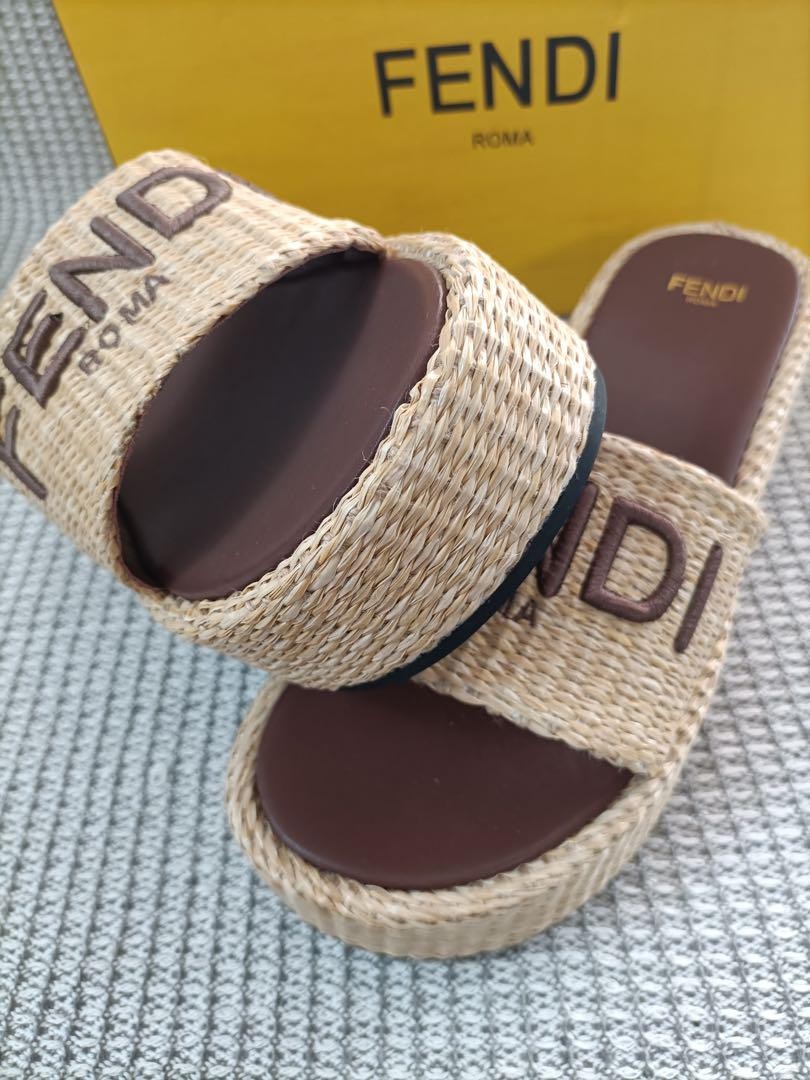 SAOLA Sandali sportivi Fendi US 6 5 usati in ottime condizioni suola spessa senza scatola