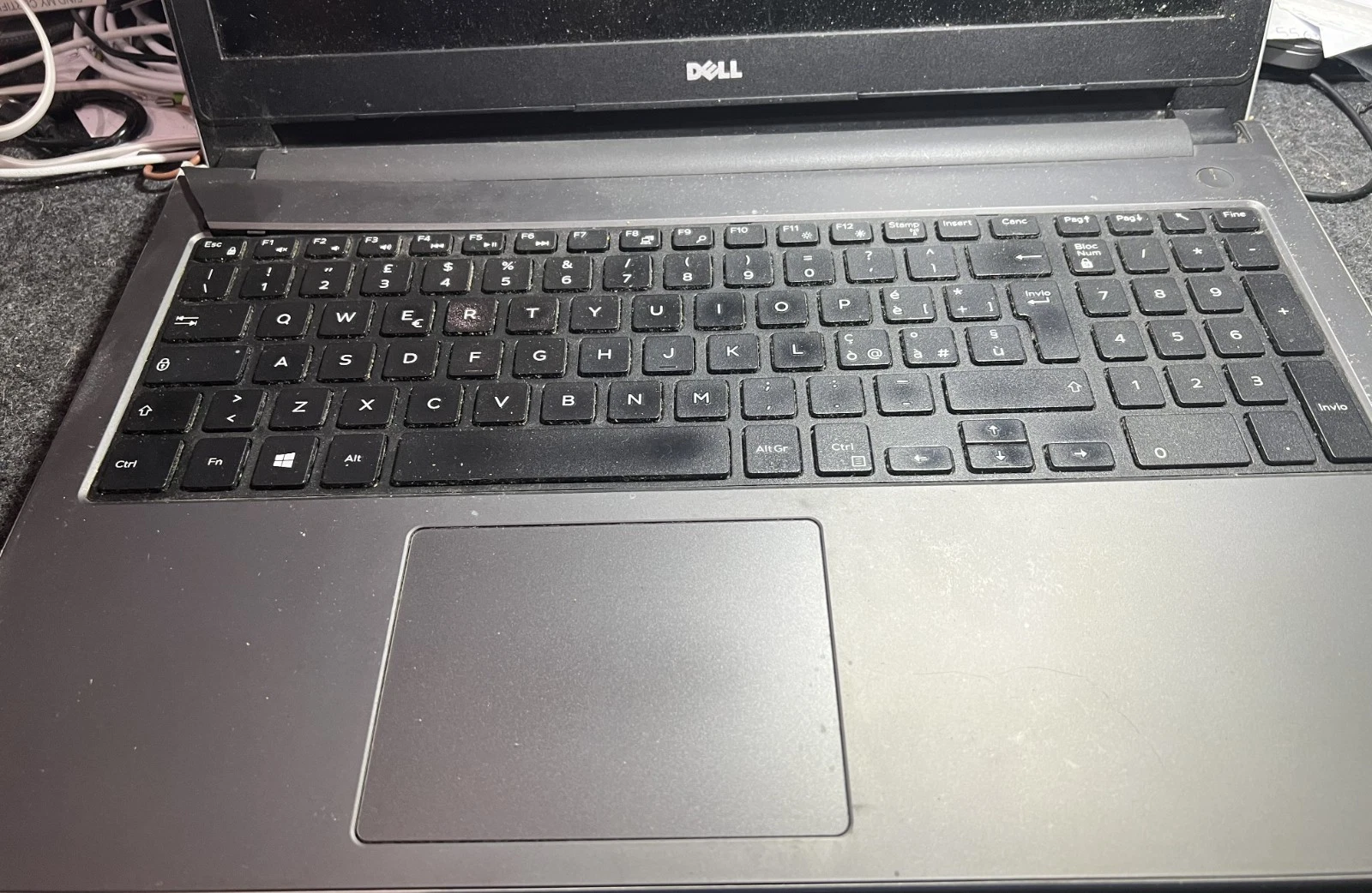 Danno scocca Dell Inspiron vicino alla cerniera