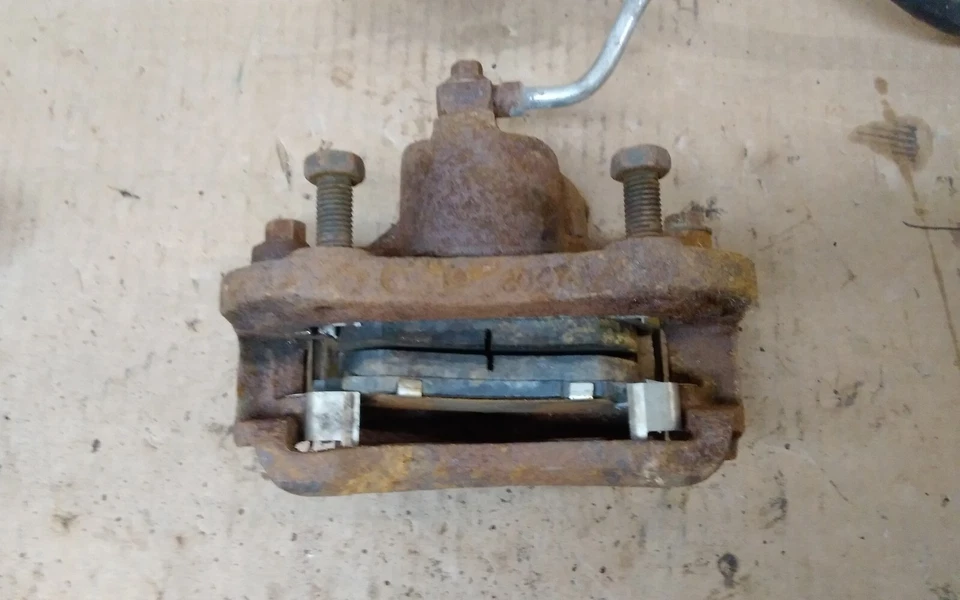 Saturn SL2 2001 sedán pinza delantera derecha con soporte oxidado Foto 2 de 4