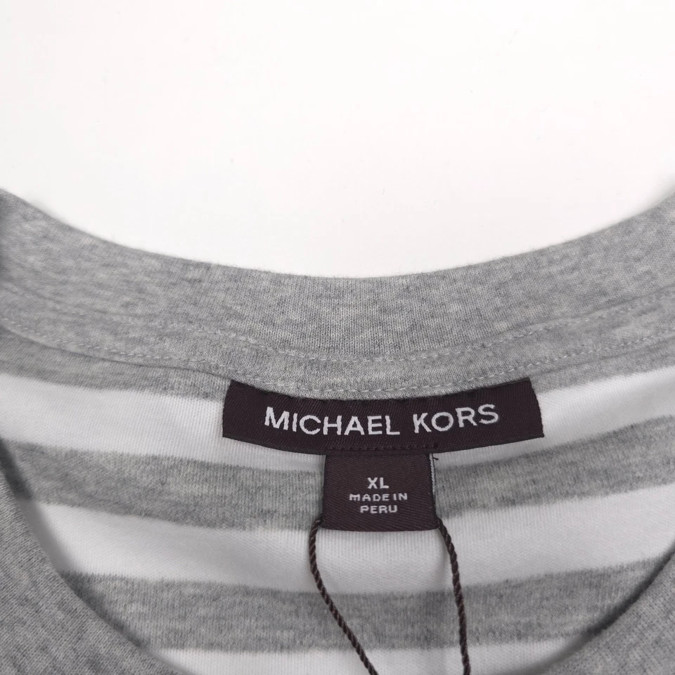 Camiseta Michael Kors Gris y Blanco Rayas Interlock Cuello Redondo Para Hombre Talla XL Foto 2 de 4