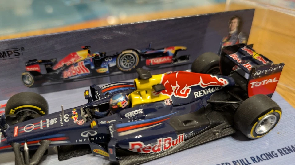 RedBull RB8 VETTEL Winner Bahrain GP 2012 World Champion 1/43 F1 Minichamps - Immagine 3 di 4