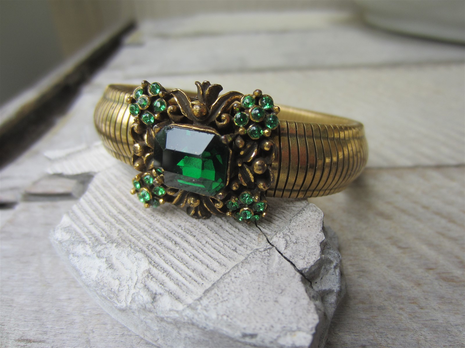 Vintage CORO Pegasus Emerald Green RHINESTONE Ornate Gold Tone Stretch Bracelet