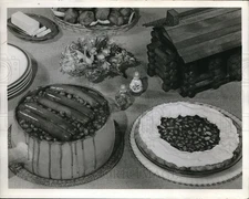 1949 Press Photo Baked Beans and Lincoln's Molasses Nut Pie - neb69852