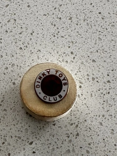 ORIGINAL VINTAGE DINKY TOYS CLUB BADGE IN ITS ORIGINAL BOX.