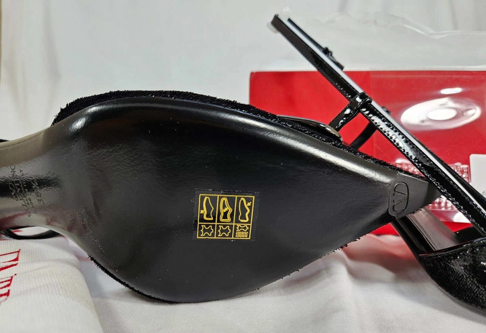 Valentino Garavani décolleté da donna con logo a V a punta 7 US MSRP $1.150