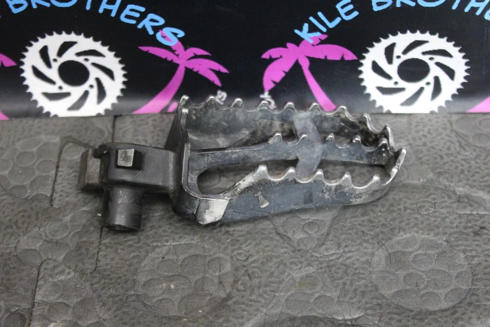 Yamaha 97-02 YZ125 2002 OEM REPOSAPIÉS IZQUIERDO DERECHO JUEGO DE CLAVIJAS 5-27411-00-00 Foto 3 de 4