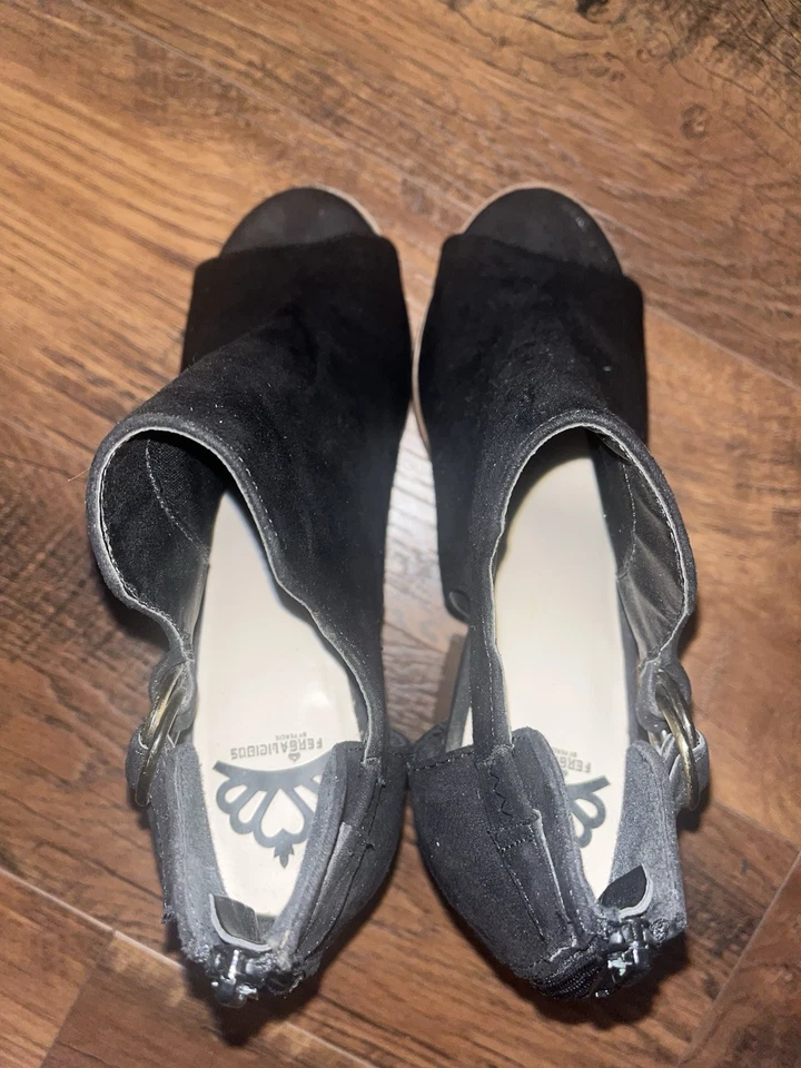 Botas femininas Fergalicious tamanho 9.5 por Fergie preto biqueira aberta com zíper salto camurça - Imagem 3 de 4