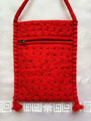 Roter Brustbeutel - Filz Tasche mit Perlen bestickt - Handarbeit - Nepal