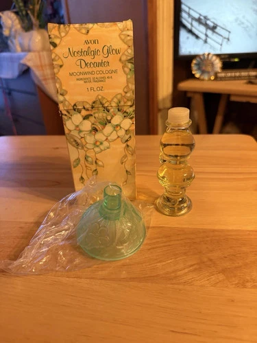Avon NOSTALGIC GLOW DECANTER Tiffany Style Lamp Bottle MOONWIND COLOGNE VTG NIB