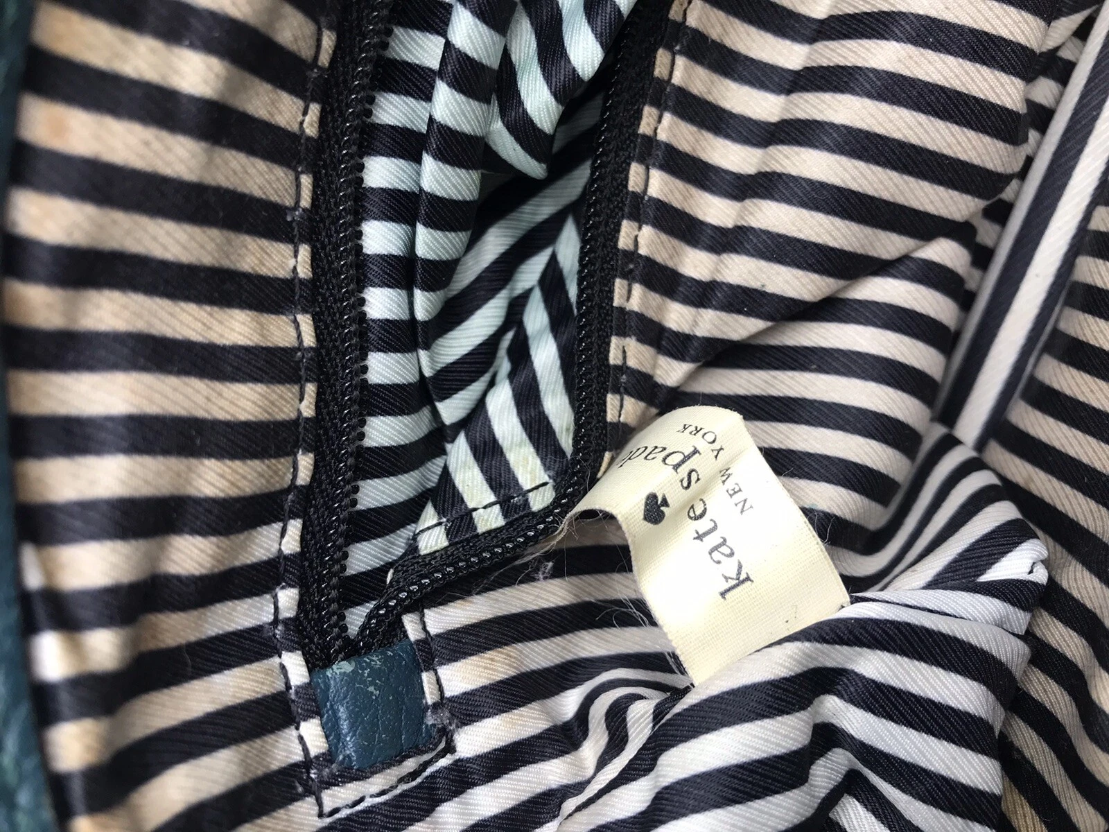 Borsa a tracolla Kate Spade New York Borsa a tracolla nera ciottoli in pelle con cerniera a patta