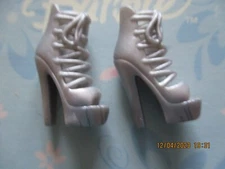 POUPEE BARBIE / PAIRE DE CHAUSSURES : BOTTES, ESCARPINS ....... (1437)