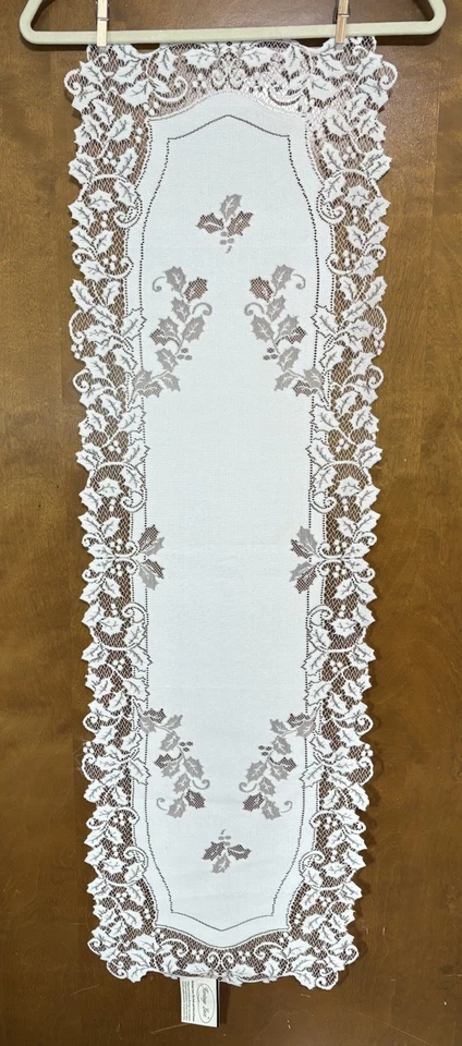 Nuevo con etiquetas Corredor de mesa Heritage Lace Holly 14"x45" Blanco Navidad Grandmacore Foto 4 de 4