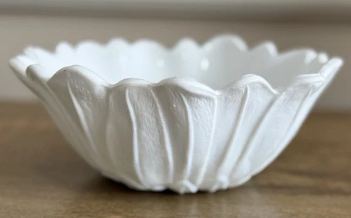 VTG Indiana Glass Co.Milk Glass“lily pons”Serving Bowl.Texture Leaf/petal Design