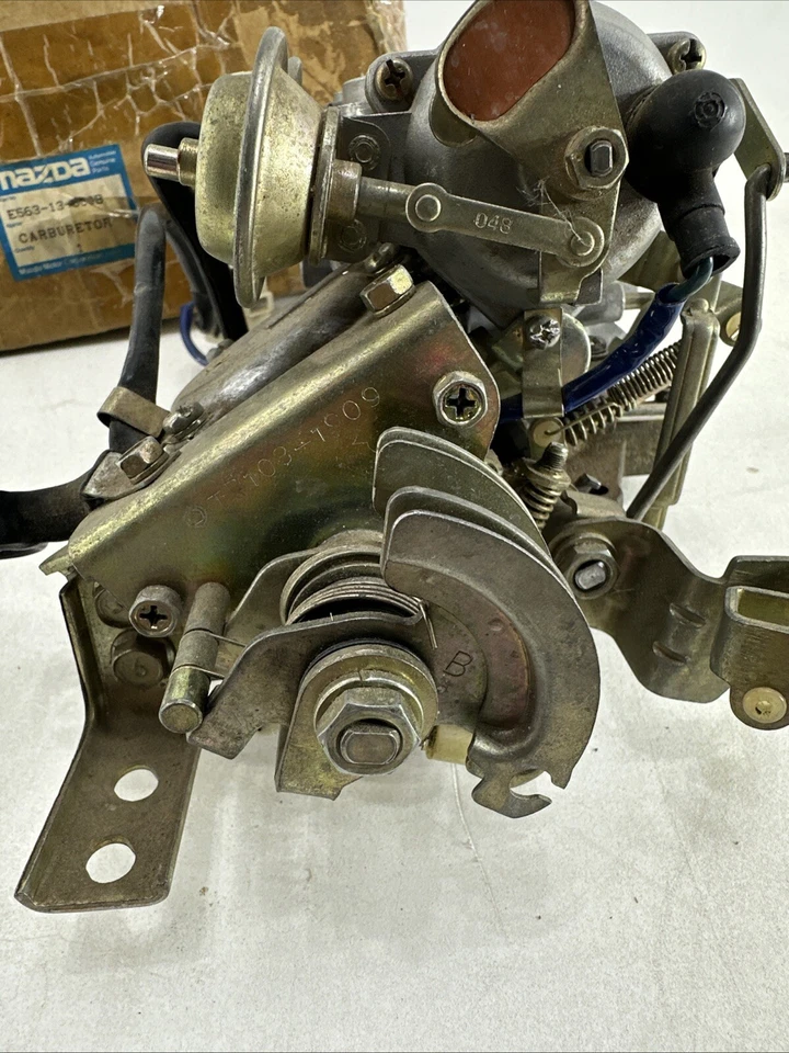 Carburador de 2 barriles Mazda parte genuina 1981 1985 Mazda GLC E563-13-600b Foto 3 de 4