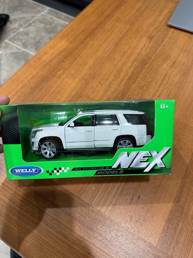 2017 Cadillac Escalade White 1/24 Diecast Model Car by Welly 24084 Has Defects