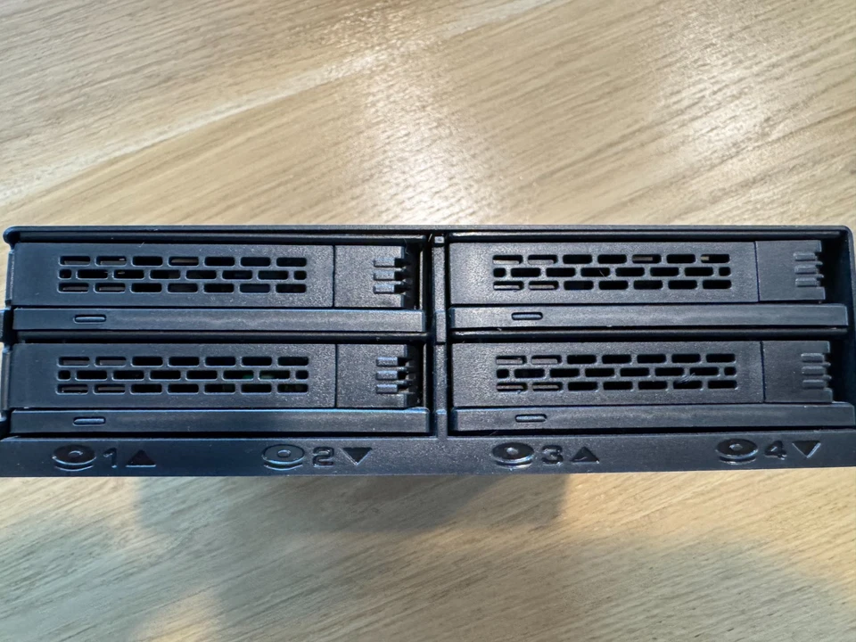 ICY DOCK ExpressCage MB324SP-B – Cage Hot-Swap 4×2.5" SATA/SAS per bay 5,25" - Immagine 2 di 4