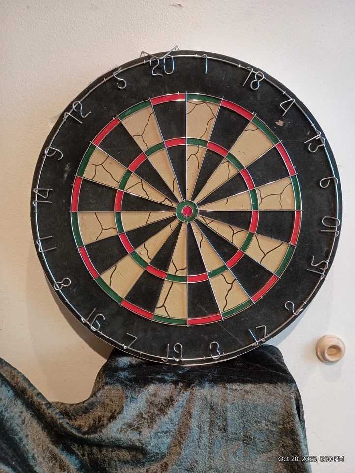 Tablero de dardos profesional vintage 1992 con dardos Man Cave Foto 2 de 4