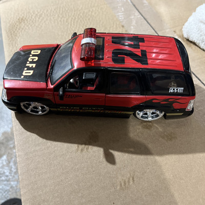 JADA Dub City HEAT 2002 CADILLAC ESCALADE FIRE DEPT 1:24 Collectible. *Read 