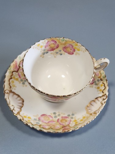GC: VINTAGE RS ENGLAND FLORAL DESIGN WITH GOLD TRIM - TEA CUP AND SAUCER SET - Picture 3 of 7