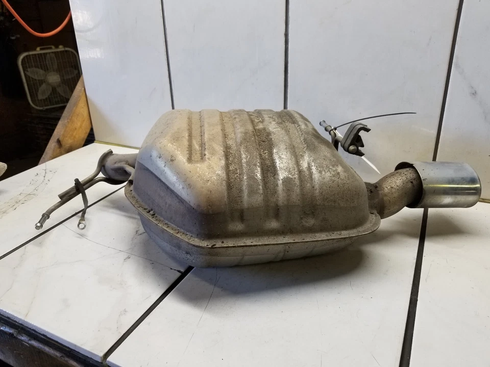 BMW 645Ci E63 2005 silenciador del lado izquierdo del conductor Foto 4 de 4