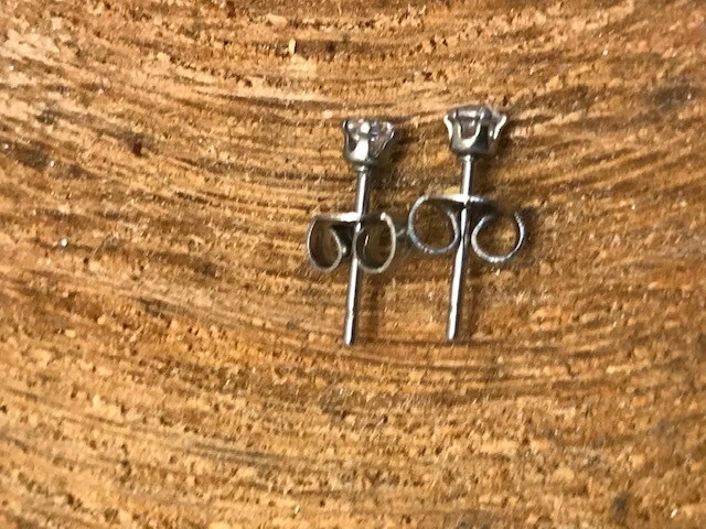 一双不锈钢低过敏性圆形耳钉 3 毫米 — 第 3/4 张图片