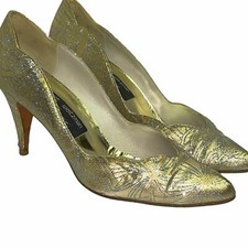 Stuart Weitzman for Mr. Seymour Gold Vintage Scallop Edge Heels Size 8