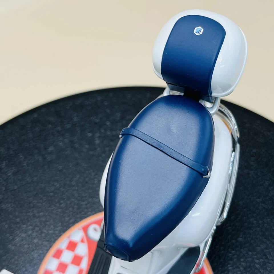 AUTOart 1/12 VESPA ET4 150 White Piaggio C.s.p.a. Motor Cycle 12511 diecast Auto - Image 4 of 4